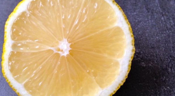 Citróny – chutnají kysele, působí zásaditě Citróny – chutnají kysele, působí zásaditě