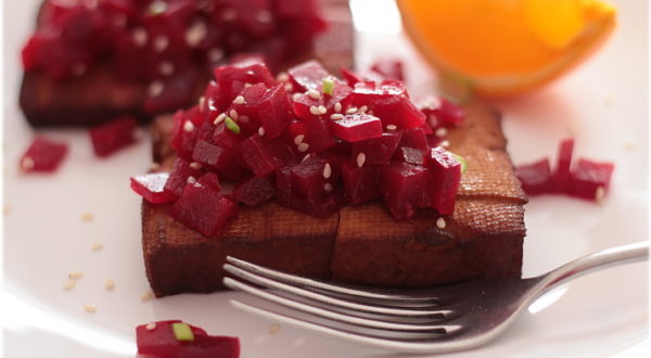 Grilované tofu se salsou z červené řepy Grilované tofu se salsou z červené řepy