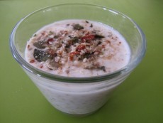 Kozí jogurt s quinoou, ořechy a javorovým sirupem